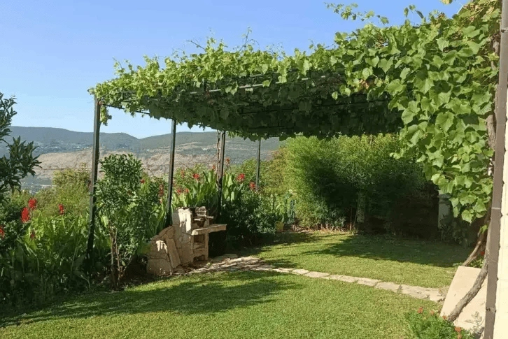 فيلا عائلية من ثلاثة طوابق بمساحة 261 متر مربع في هيرسيغ نوف