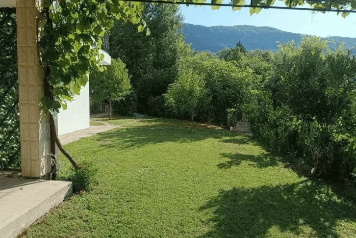 فيلا عائلية من ثلاثة طوابق بمساحة 261 متر مربع في هيرسيغ نوف