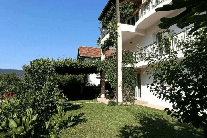 فيلا عائلية من ثلاثة طوابق بمساحة 261 متر مربع في هيرسيغ نوف