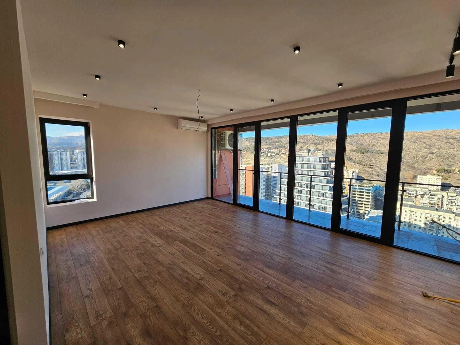 74 m2 का अपार्टमेंट, 25वीं मंजिल से पैनोरमिक दृश्य