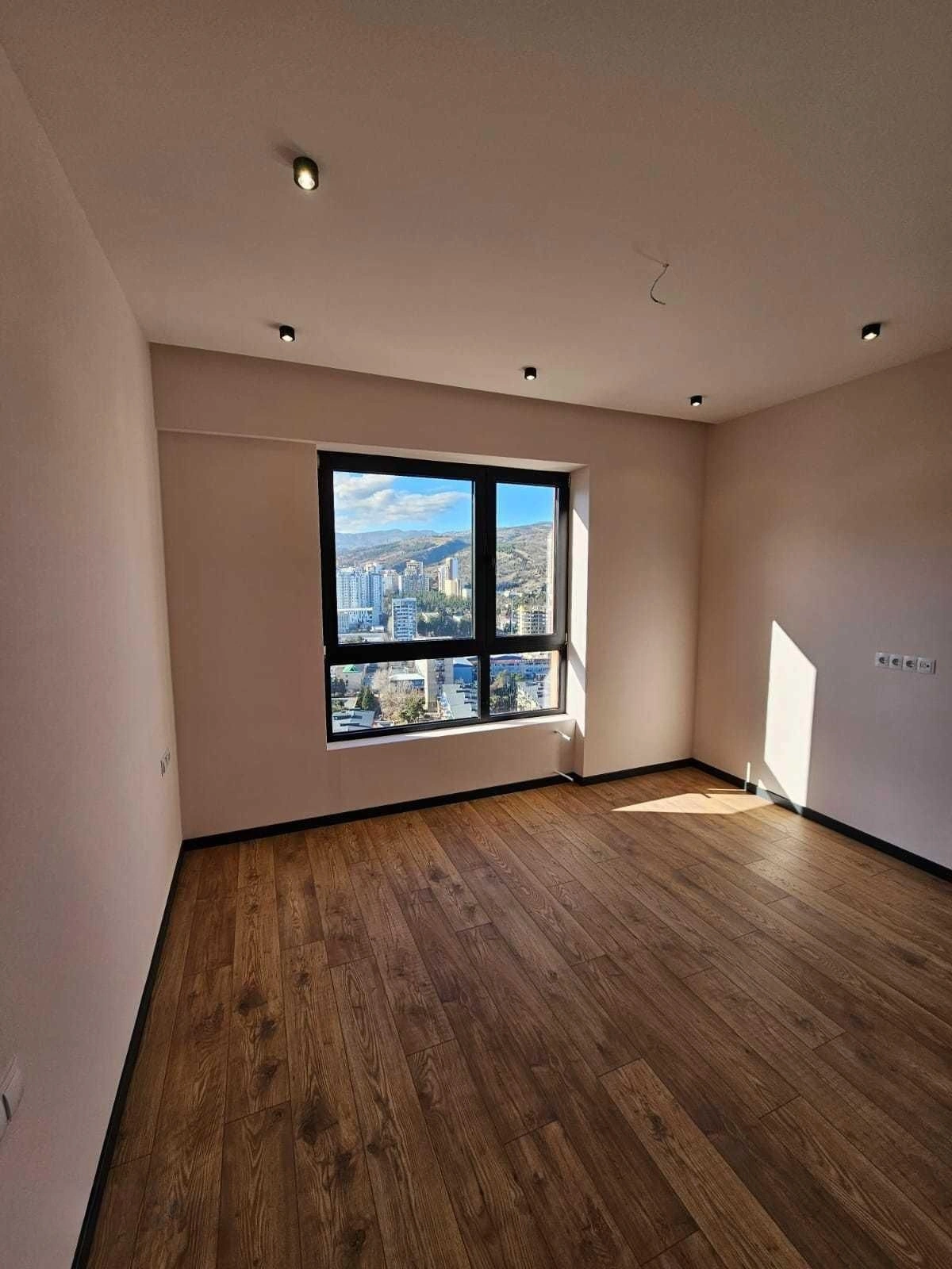 74 m2 का अपार्टमेंट, 25वीं मंजिल से पैनोरमिक दृश्य