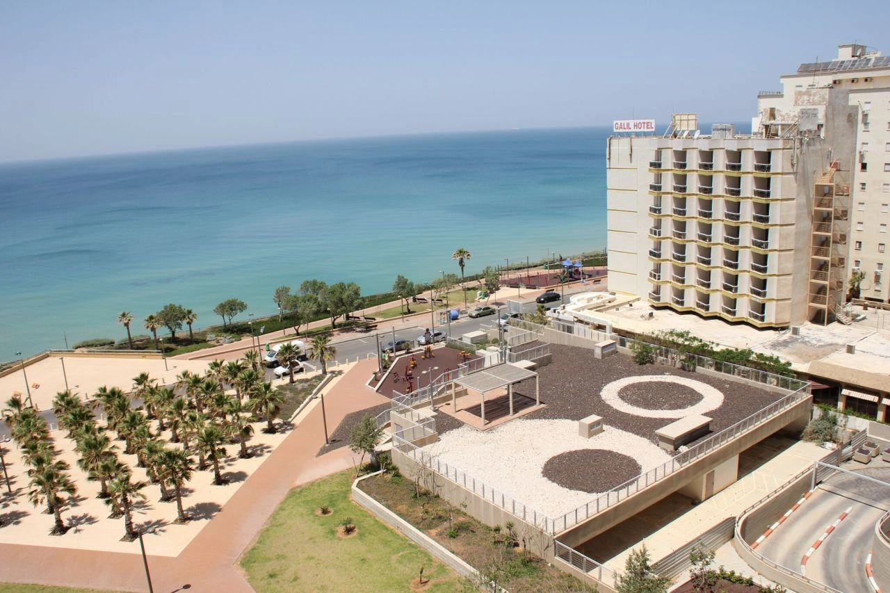 شقة مع تراس مباشرة على الواجهة البحرية في نتانيا، إسرائيل