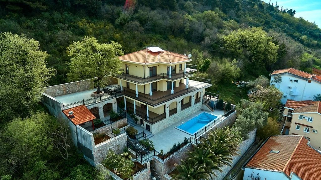 Elite mansion 663m2 in Budva