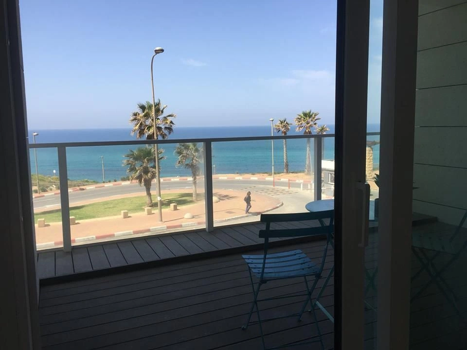 شقة مفروشة حديثاً في الصف الأول من البحر في نتانيا، إسرائيل