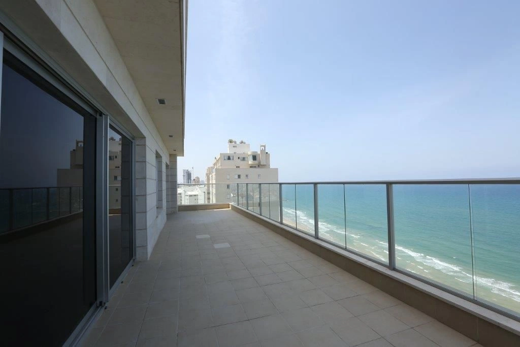 Apartamento 5+1 com espaçosa varanda em Netanya, Israel