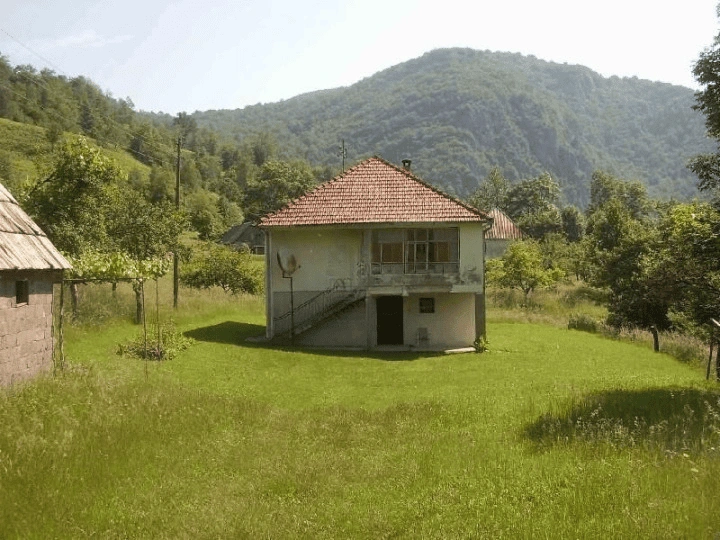 Ancient house 3+1 on a good plot in Kolasin