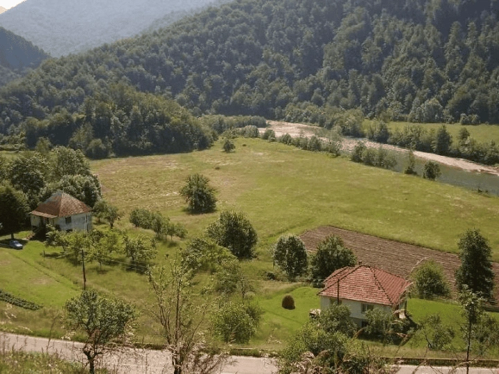 Ancient house 3+1 on a good plot in Kolasin