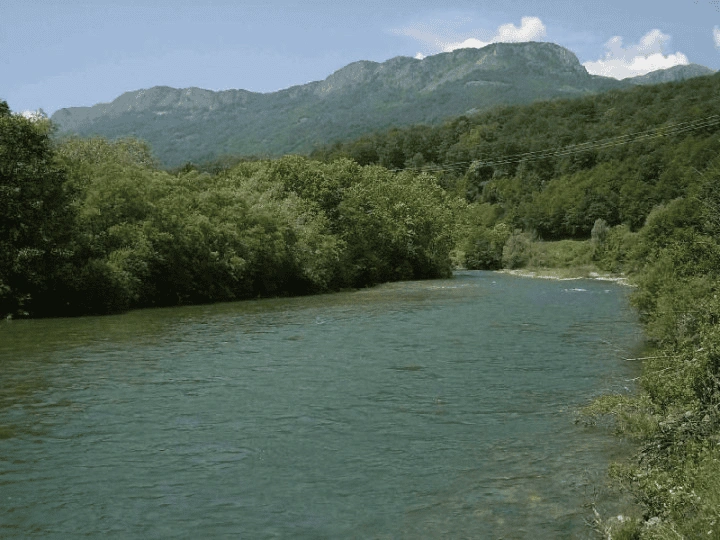 Ancient house 3+1 on a good plot in Kolasin