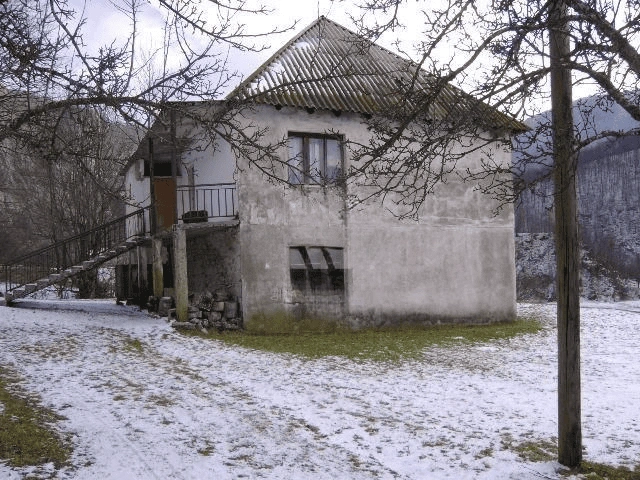 Ancient house 3+1 on a good plot in Kolasin