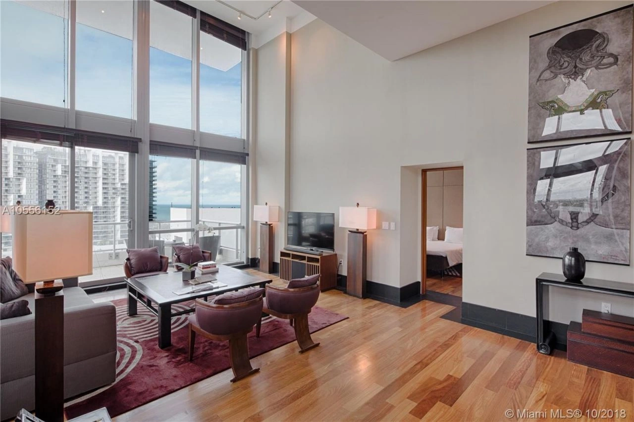 मियामी, यूएसए में एक आधुनिक कॉम्प्लेक्स की 15वीं मंज़िल पर उपलब्ध अपार्टमेंट देखें