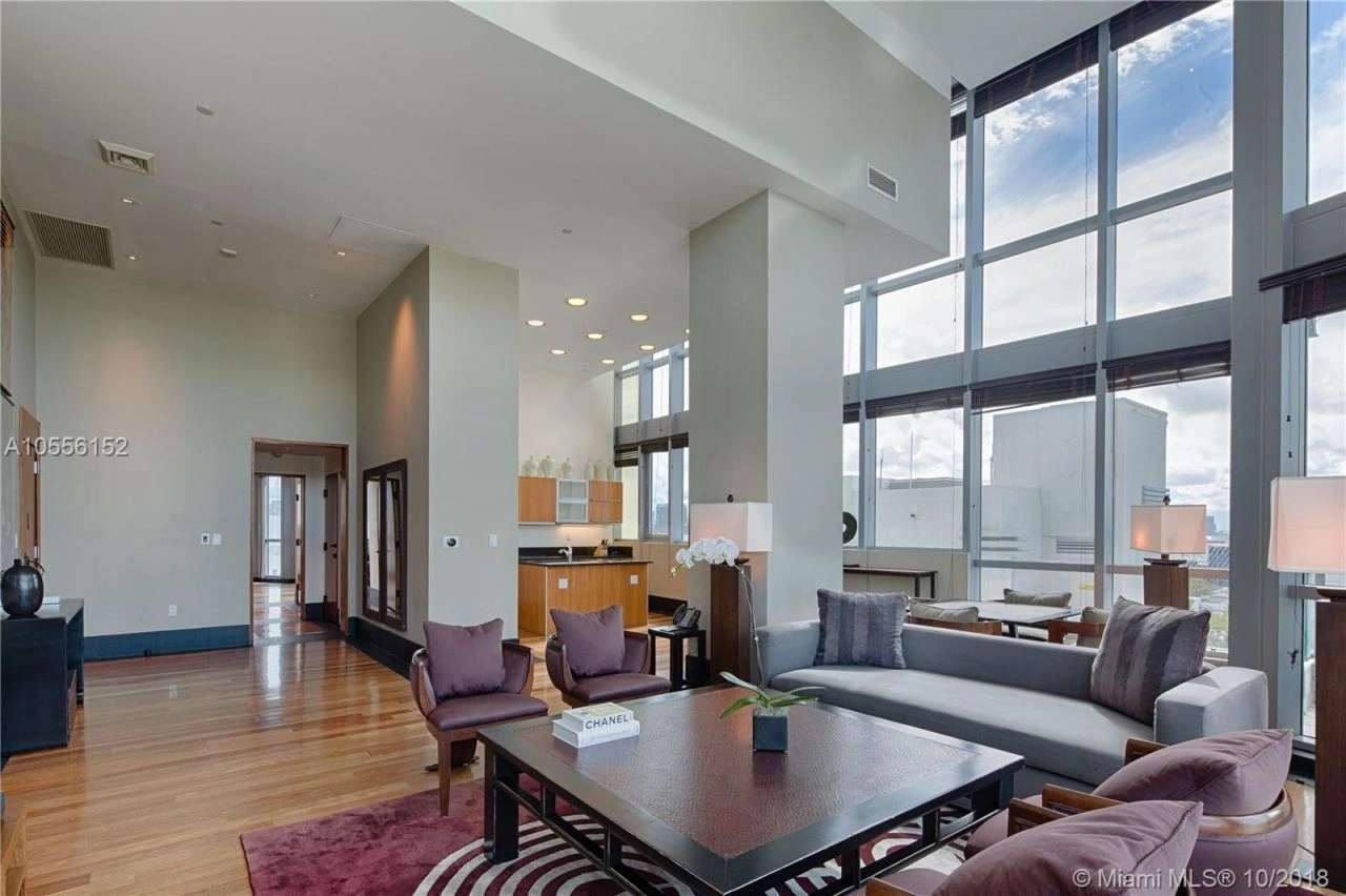 मियामी, यूएसए में एक आधुनिक कॉम्प्लेक्स की 15वीं मंज़िल पर उपलब्ध अपार्टमेंट देखें