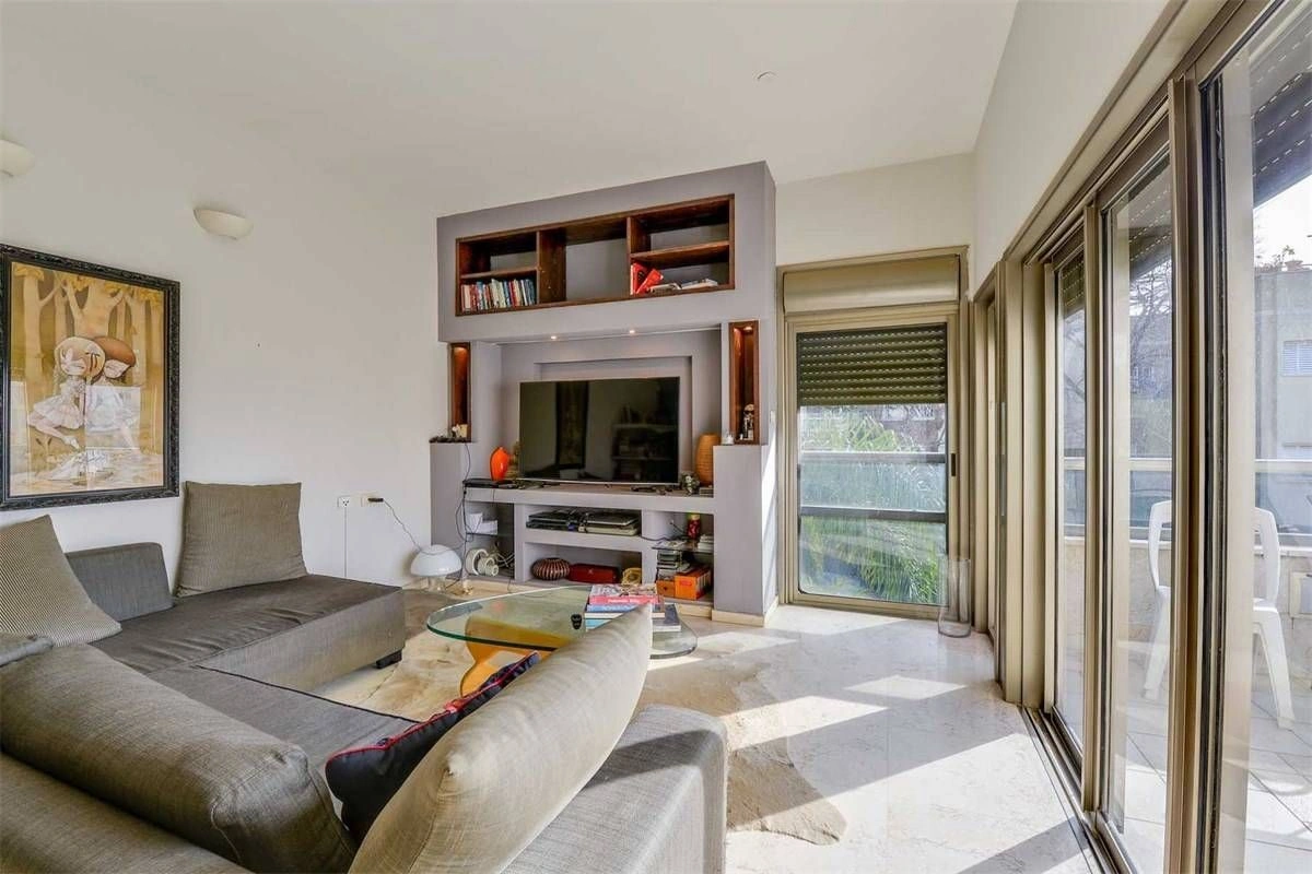 بنتهاوس مع ثلاث شرفات في الجزء الشمالي من تل أبيب، إسرائيل