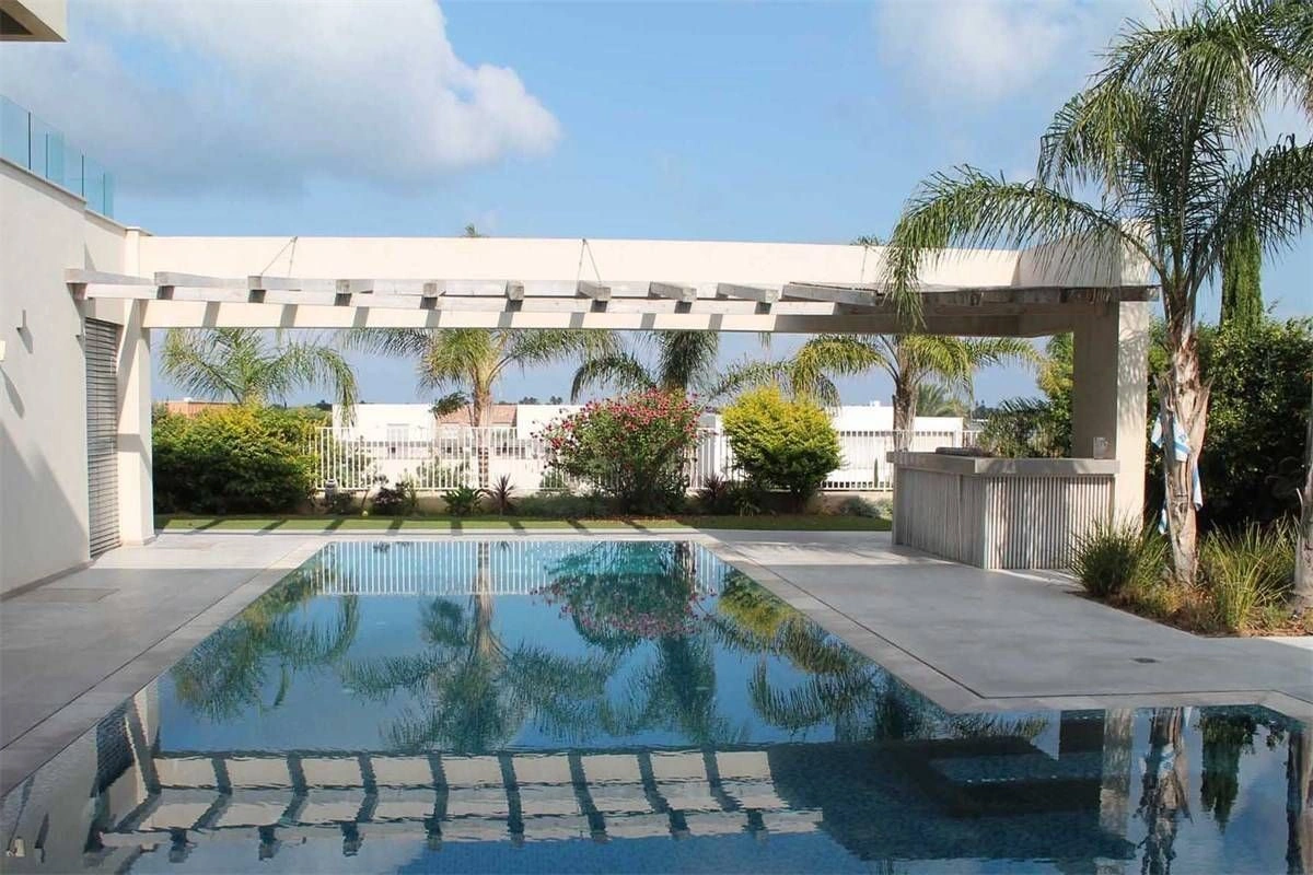 فيلا في قيسارية مع إطلالة على الحديقة والمسبح، إسرائيل