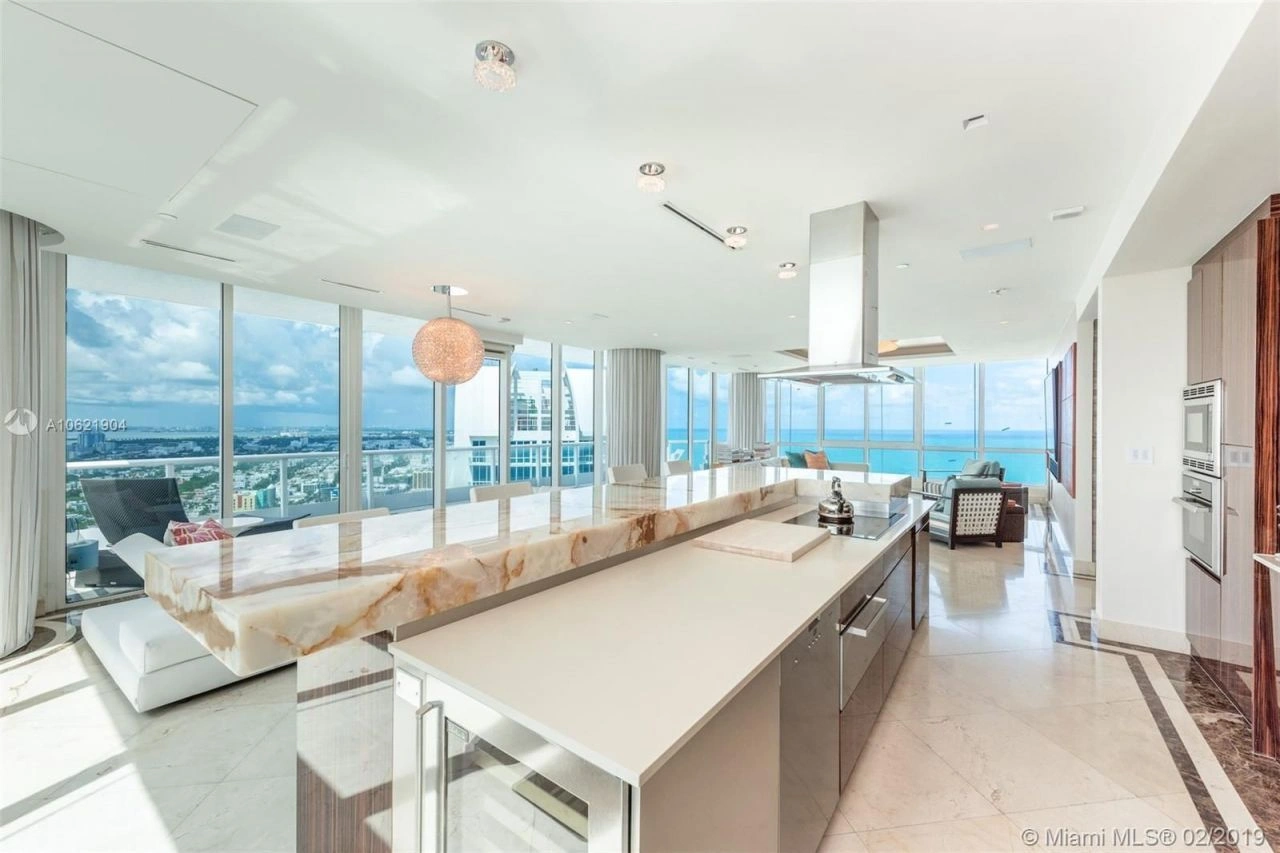 Miami, USA में समुद्र के किनारे फर्नीचर और उपकरणों के साथ अपार्टमेंट