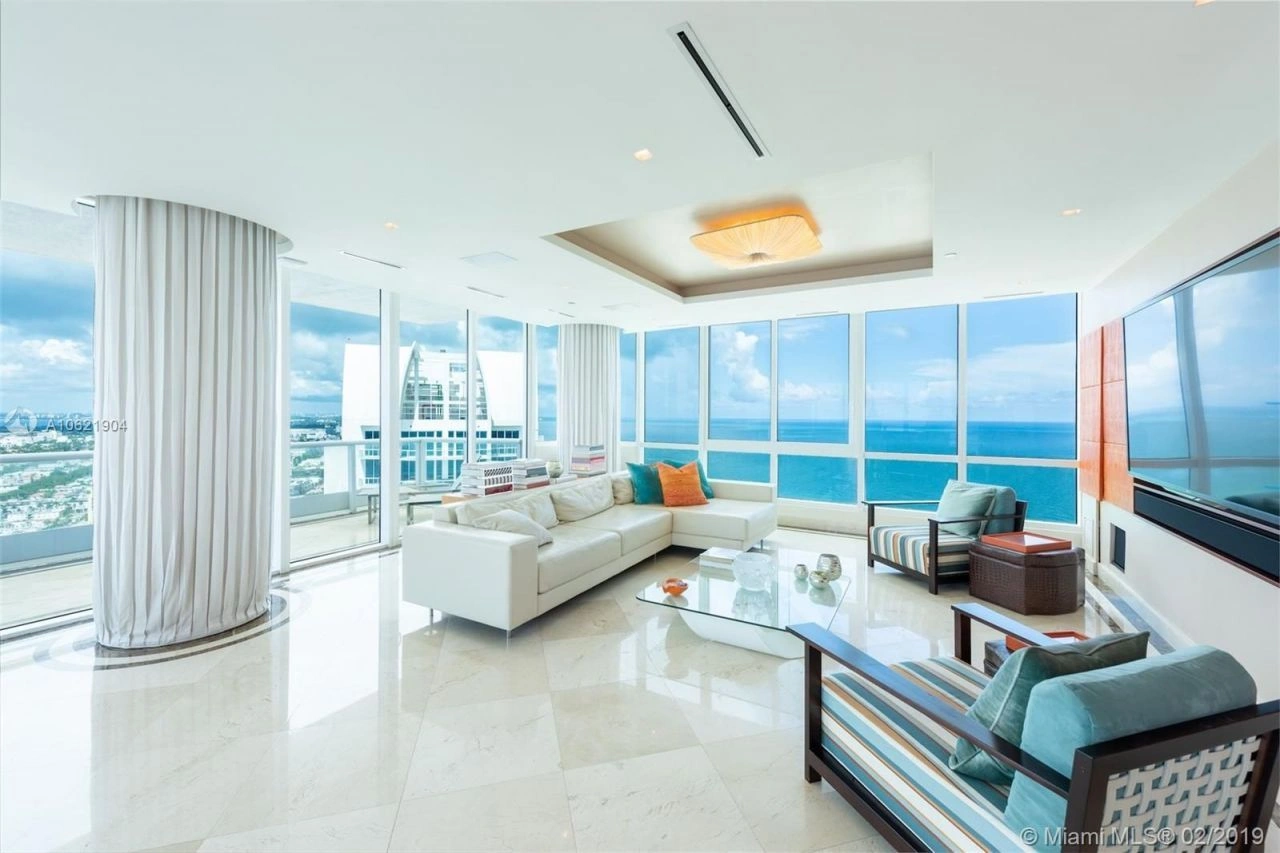 Miami, USA में समुद्र के किनारे फर्नीचर और उपकरणों के साथ अपार्टमेंट