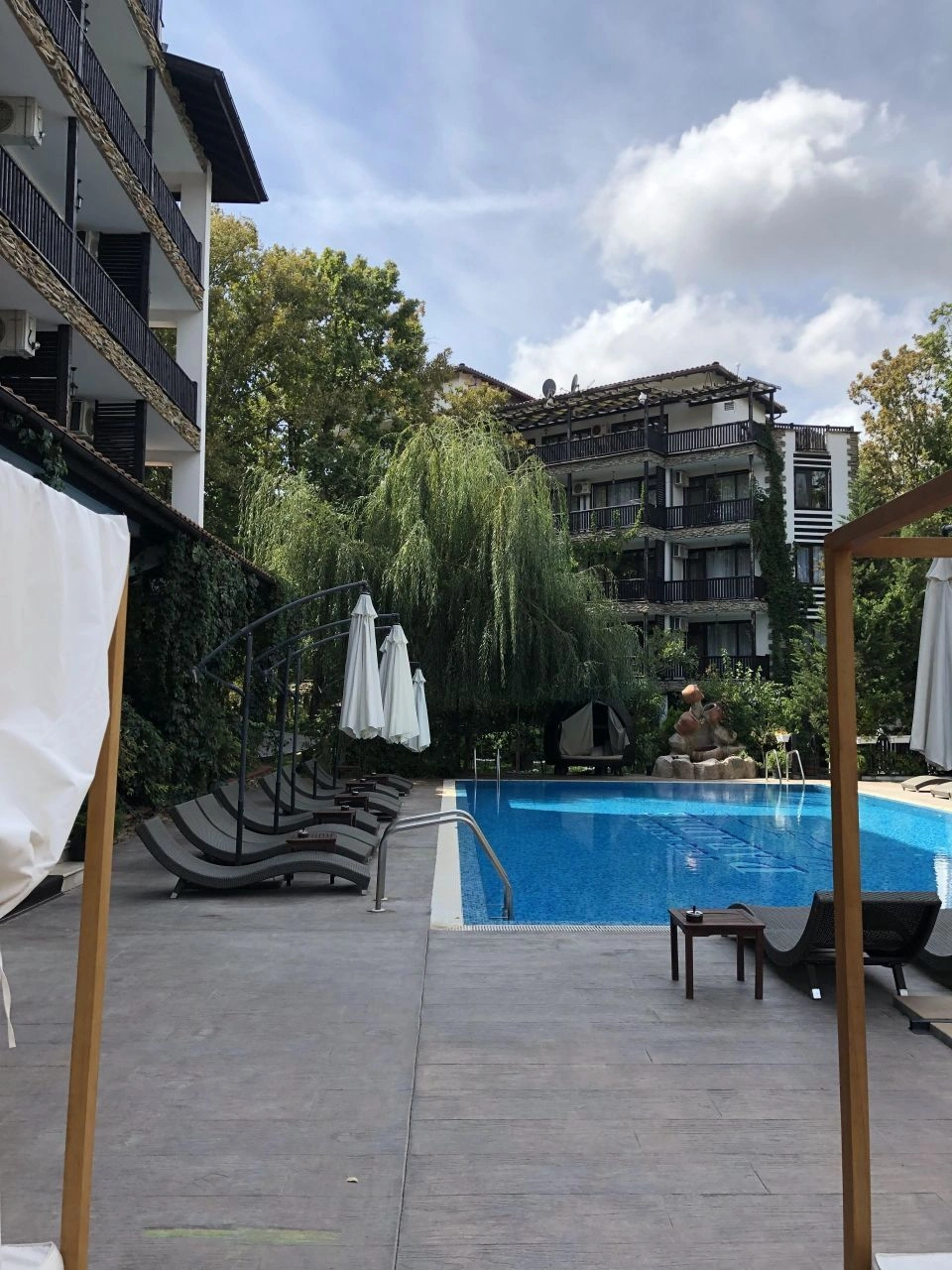 प्रिमॉर्स्को में पैनोरमिक समुद्री दृश्य के साथ आधुनिक 2+1 अपार्टमेंट