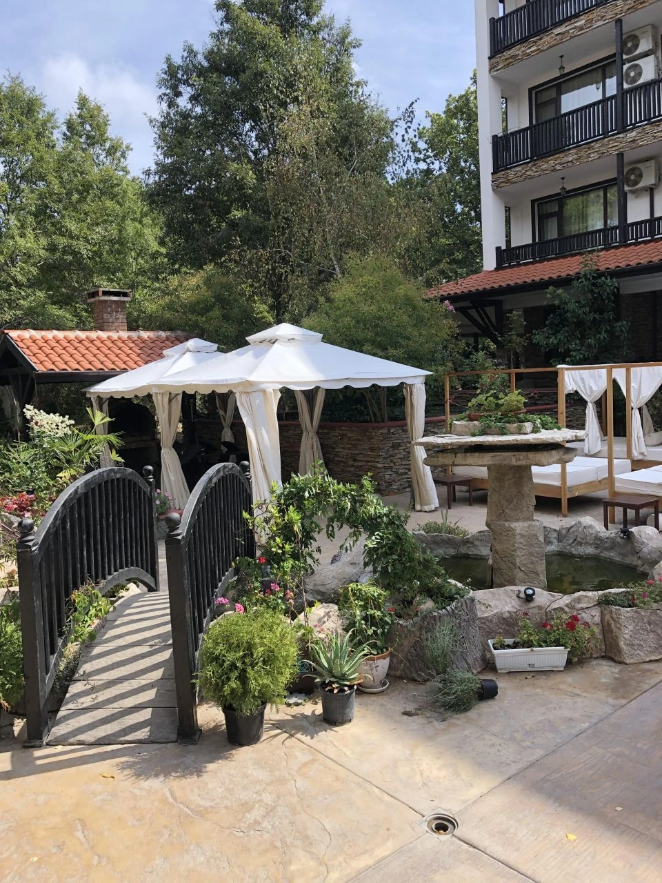 Ground floor apartment with a spacious terrace in Primorsko, Bulgaria