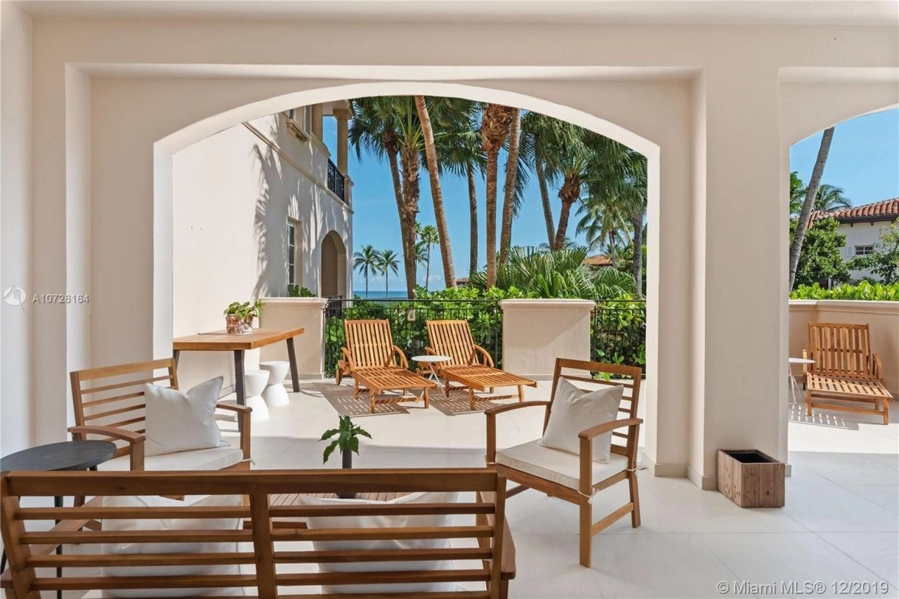 यूएसए के समुद्र तट के पास एक प्रतिष्ठित रेसिडेंशियल कॉम्प्लेक्स में विस्तृत अपार्टमेंट