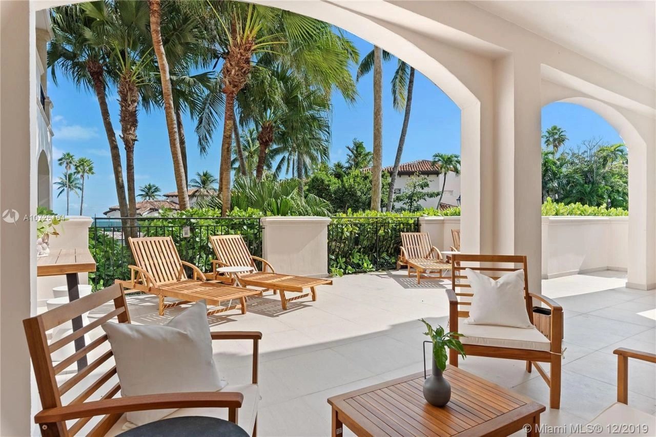 यूएसए के समुद्र तट के पास एक प्रतिष्ठित रेसिडेंशियल कॉम्प्लेक्स में विस्तृत अपार्टमेंट