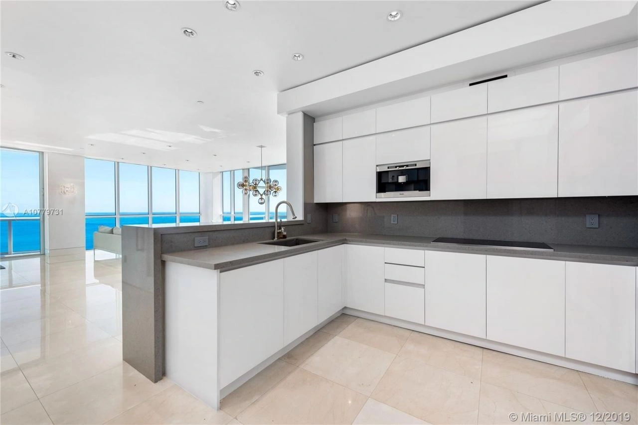 मियामी के तटीय इलाके में लग्जरी अपार्टमेंट