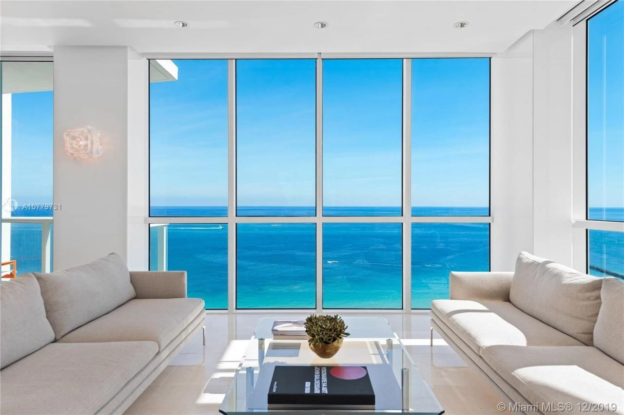 मियामी के तटीय इलाके में लग्जरी अपार्टमेंट