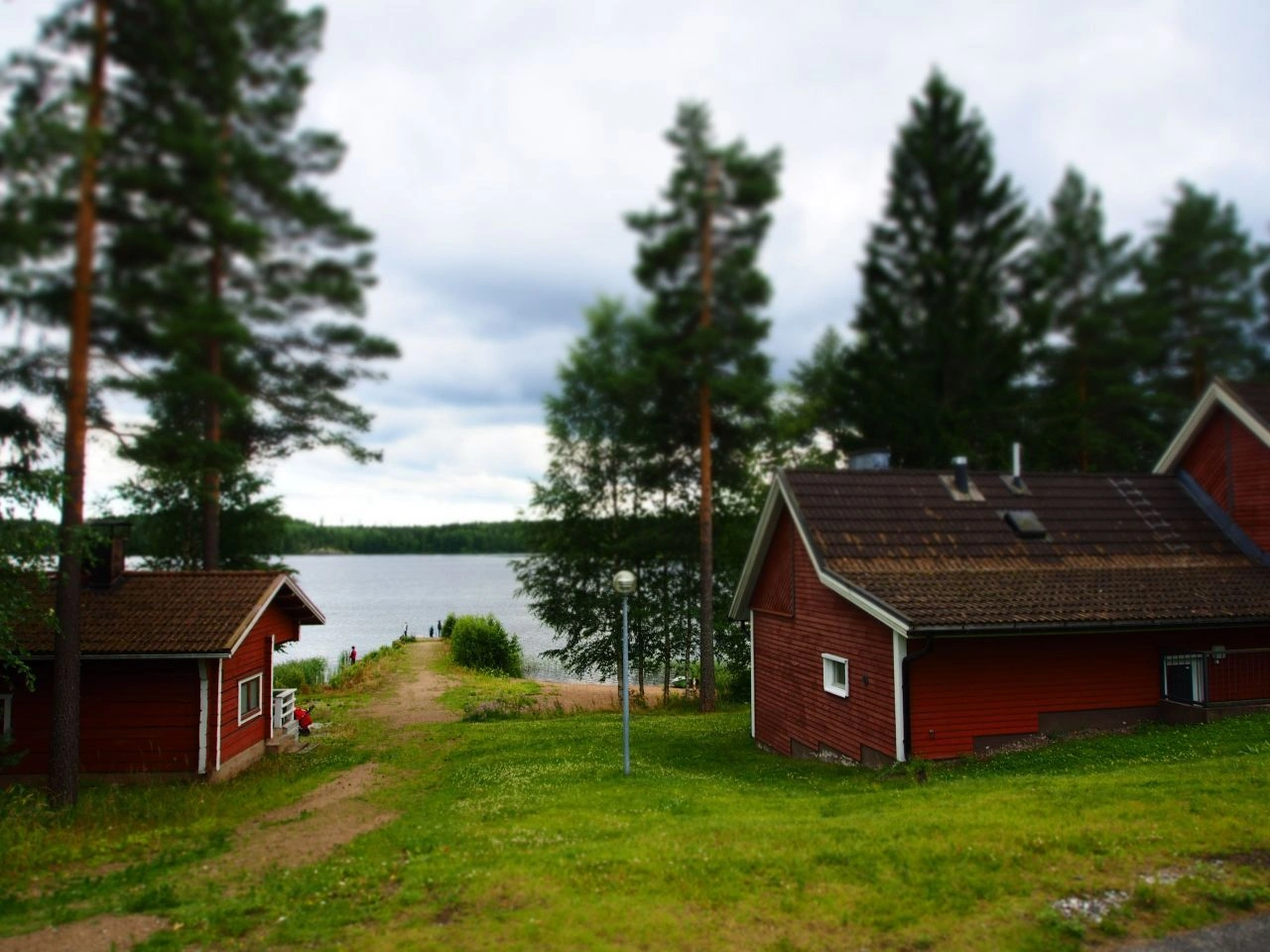 Lappeenranta banliyösünde, göl kıyısında bir iskeleye sahip townhouse