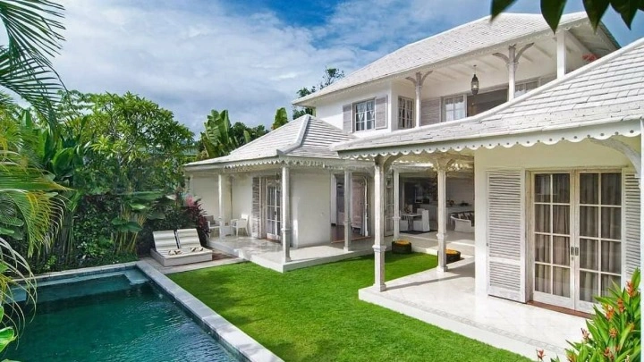 Elegant villa 321 m2 near the beach in Seminyak