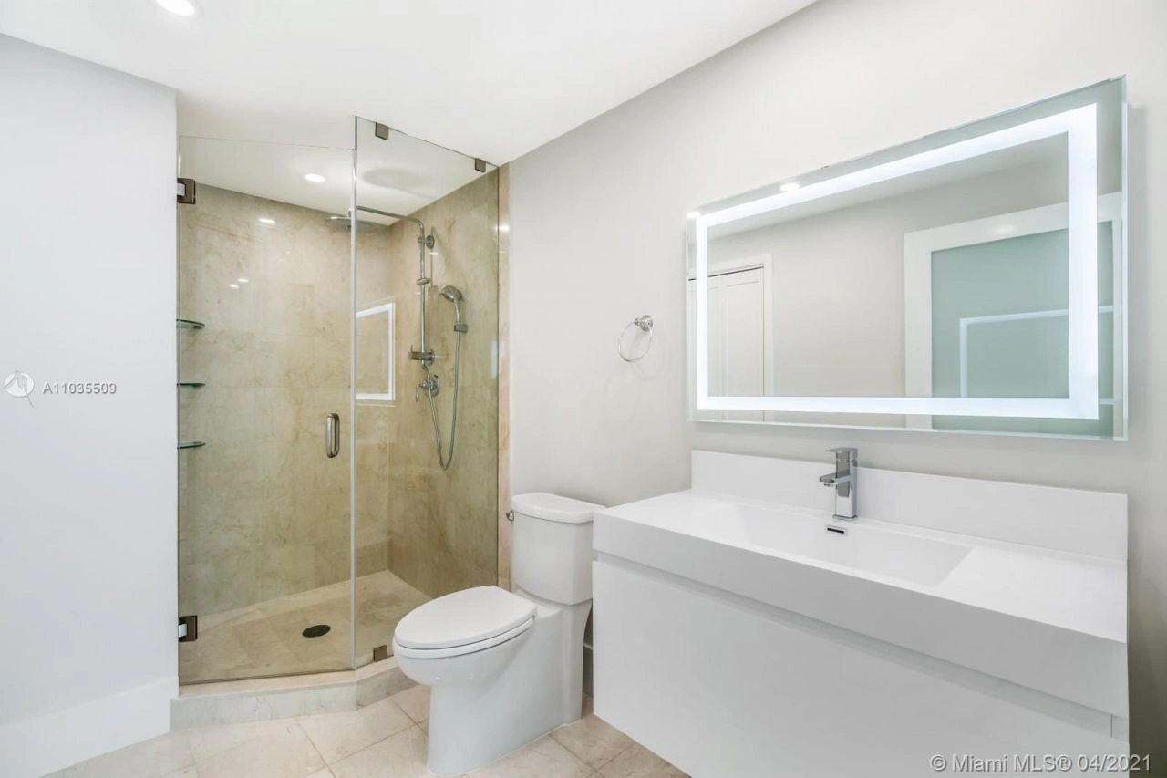 प्रतिष्ठित मियामी रेजिडेंशियल कॉम्प्लेक्स का व्यू अपार्टमेंट