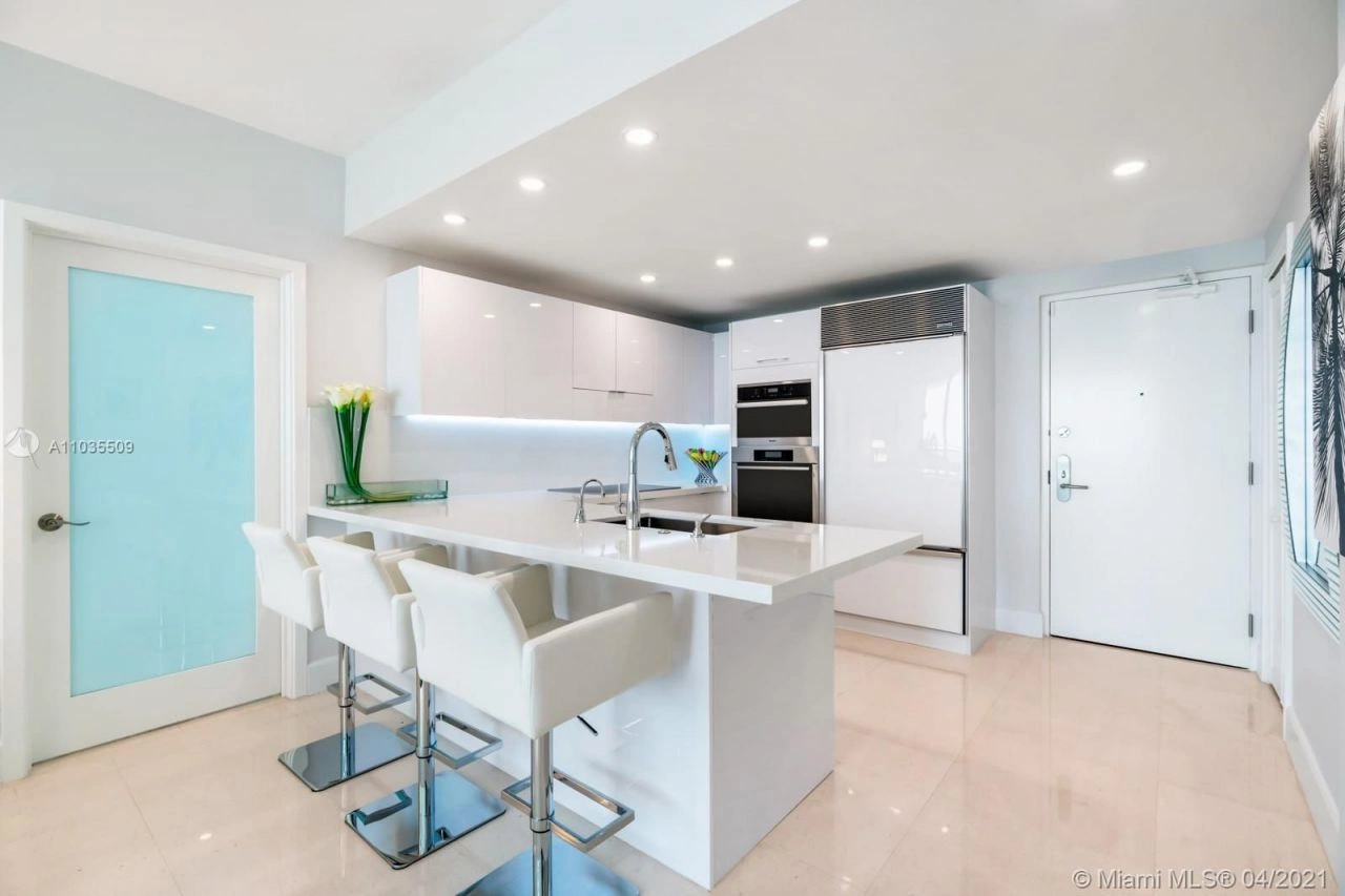 प्रतिष्ठित मियामी रेजिडेंशियल कॉम्प्लेक्स का व्यू अपार्टमेंट