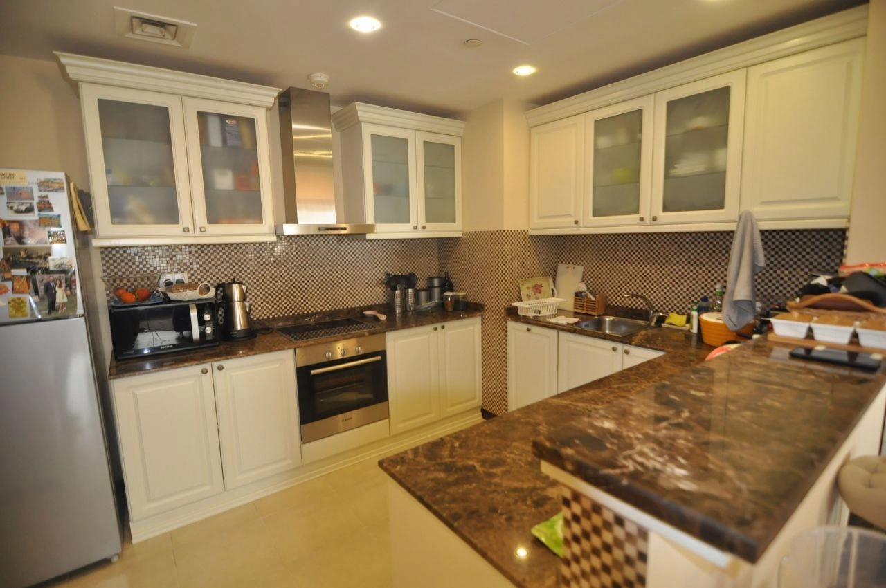 Apartment 100 m2 with views of the Marina and pool