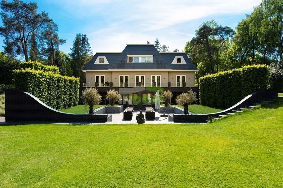 فيلا فاخرة مكونة من 7 غرف نوم على بُعد 85 كيلومترًا من أمستردام، هولندا