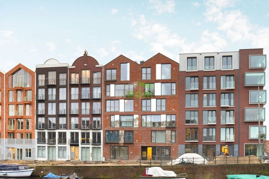 Стильная квартира в новостройке на канале в центре Амстердама, Нидерланды
