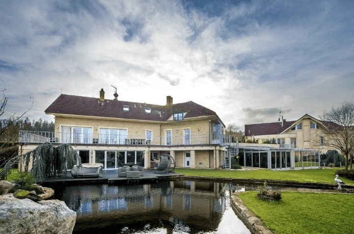 Luxury villa 1472 m2 40 km from Prague