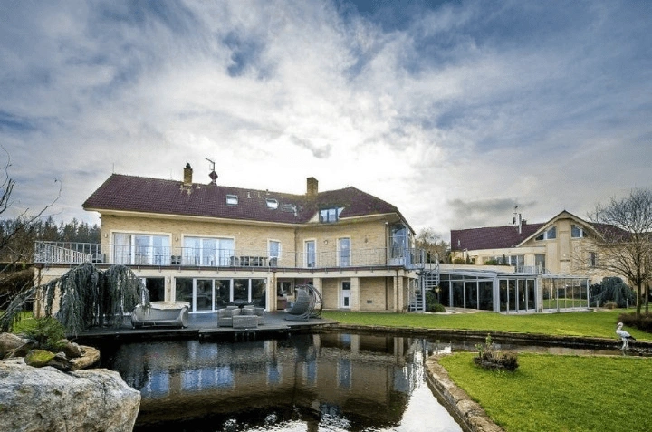 Luxuriöse Villa 1472 m² 40 km von Prag