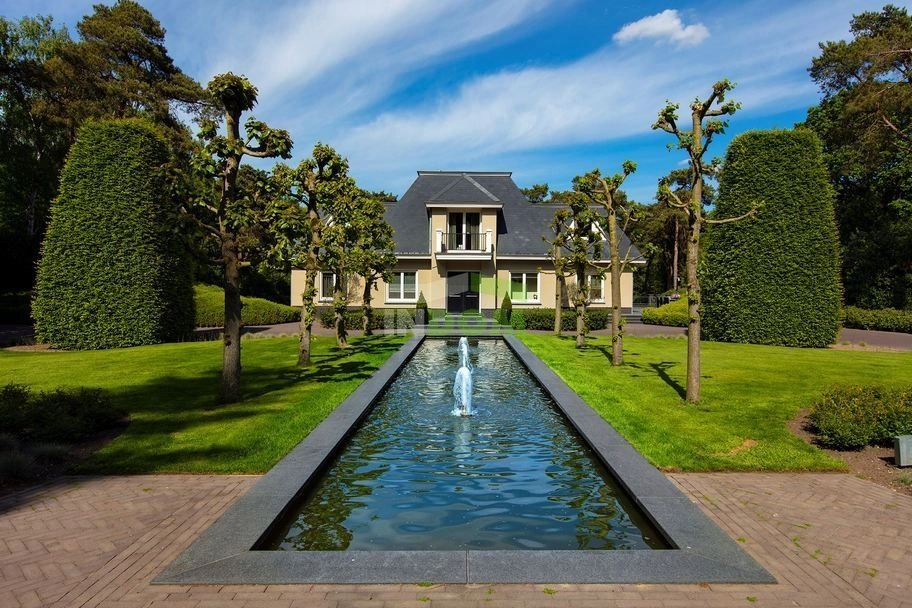 فيلا فاخرة مكونة من 7 غرف نوم على بُعد 85 كيلومترًا من أمستردام، هولندا