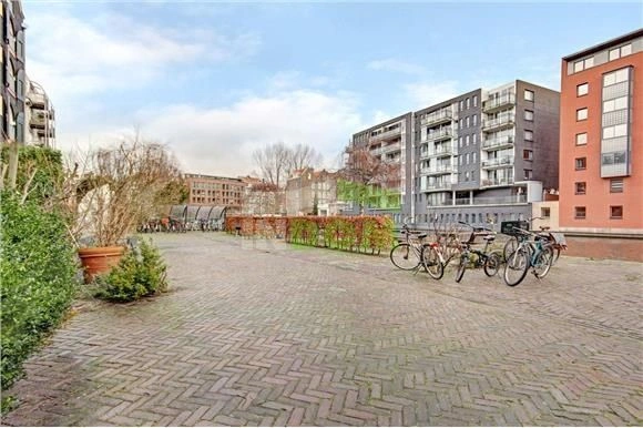 Apartamento en una casa histórica junto al canal en el centro de Ámsterdam - 369,600 €