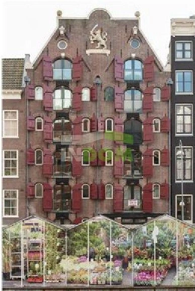 Bright 3+1 apartment next to the flower market on the water in Amsterdam