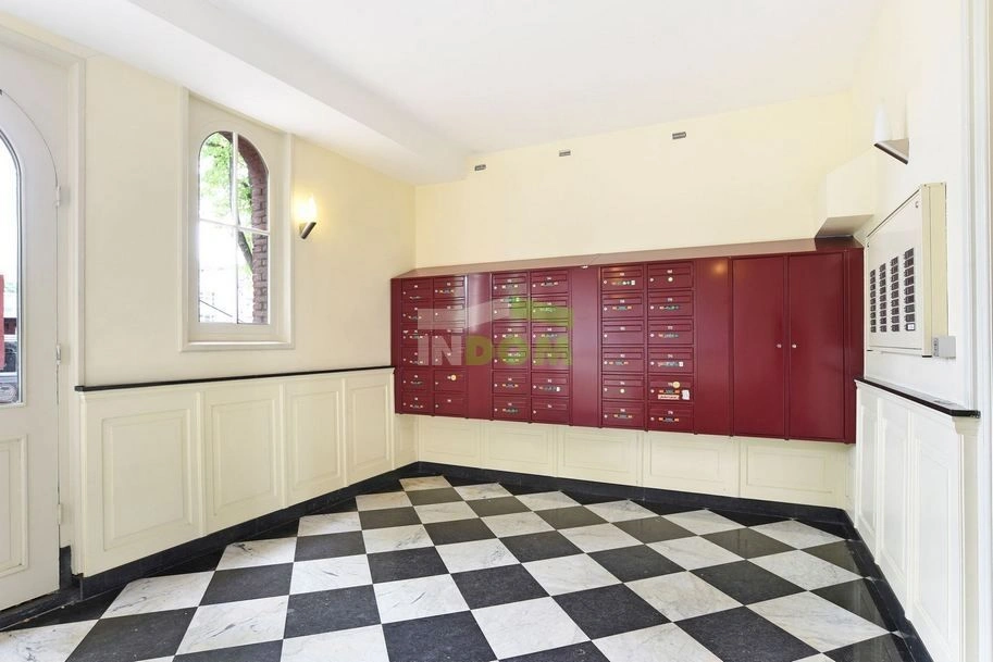 شقة مضيئة في بيت مصمم بأسلوب فني في وسط أمستردام، هولندا