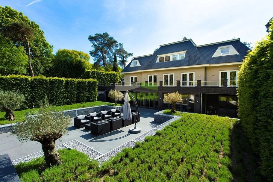 فيلا فاخرة مكونة من 7 غرف نوم على بُعد 85 كيلومترًا من أمستردام، هولندا