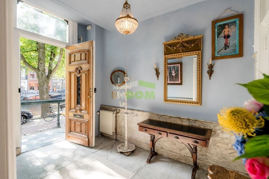 خانهای بر روی کانال زیبای پرنس در قلب آمستردام، هلند