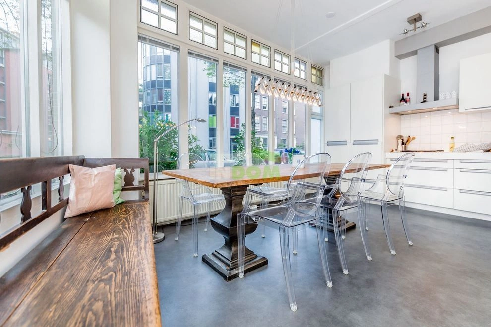 オランダ・アムステルダムの運河沿いアパート