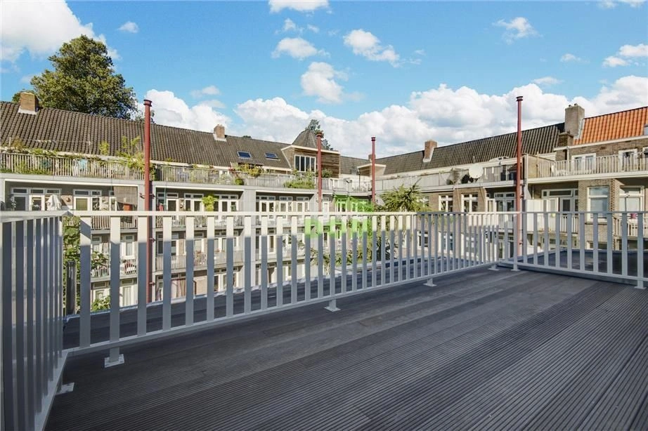 آپارتمانی با تراس وسیع در مرکز آمستردام، هلند