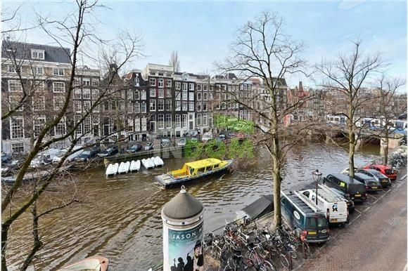 नहर के किनारे अमस्टरडम में 100 m2 का डुप्लेक्स अपार्टमेंट