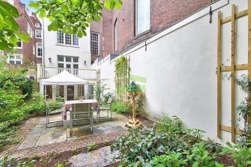 قصر تاريخي في المركز التاريخي لأمستردام، هولندا