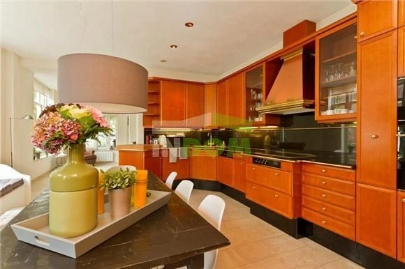 Amsterdam banliyölerinde modern 5+1 ev