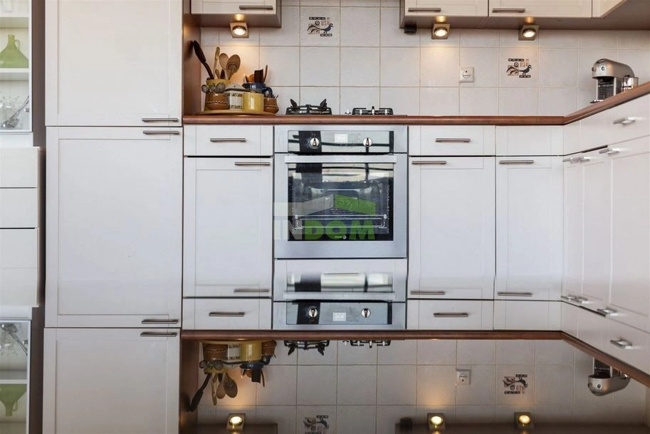 شقة مكونة من غرفتي نوم في منطقة سكنية في أمستردام، هولندا