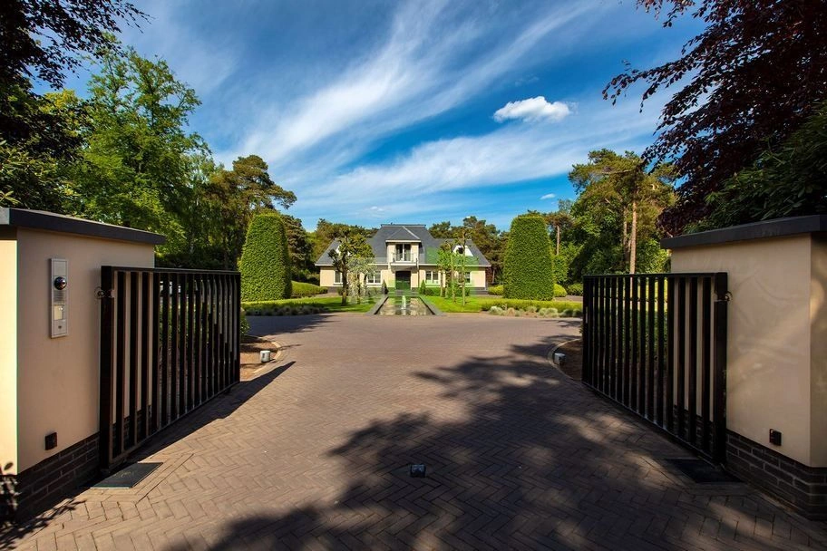 فيلا فاخرة مكونة من 7 غرف نوم على بُعد 85 كيلومترًا من أمستردام، هولندا