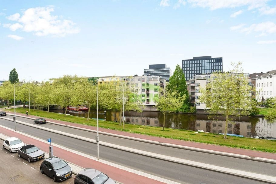 شقة مشرقة في مركز أمستردام مع شرفة، هولندا