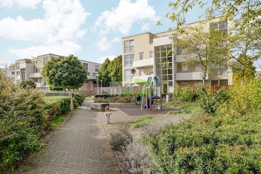 شقة مشرقة في الطابق الرابع في الجزء الشمالي من أمستردام، هولندا