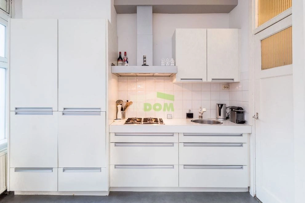 オランダ・アムステルダムの運河沿いアパート